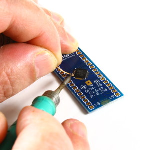 Removing shortcircuits with the soldering wick